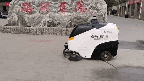 Unmanned cleaning and disinfection vehicle equipped with Ouster lidar cleans and sprays disinfectant at a hospital